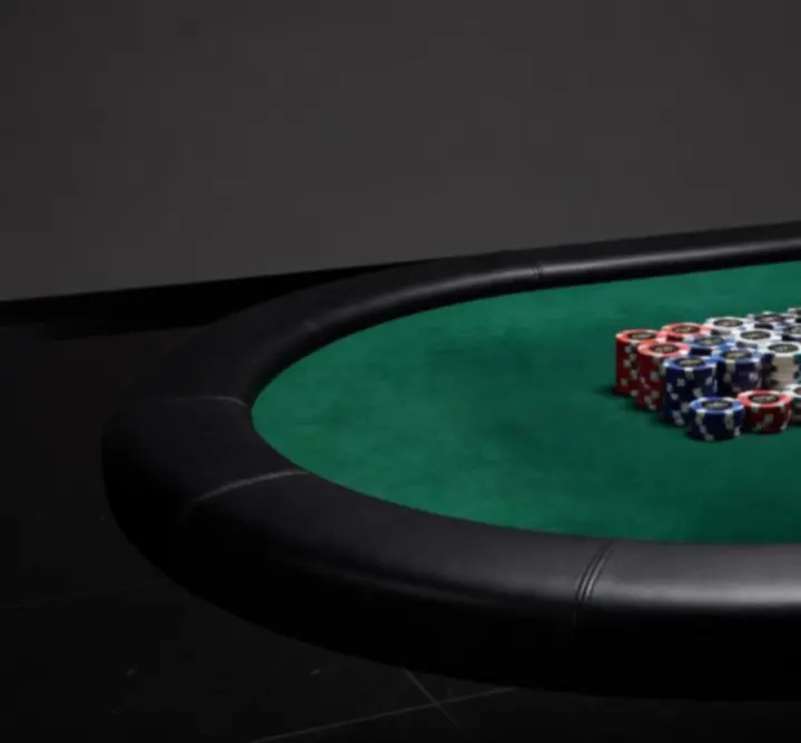 Profesjonalny stół pokerowy przygotowany do gry